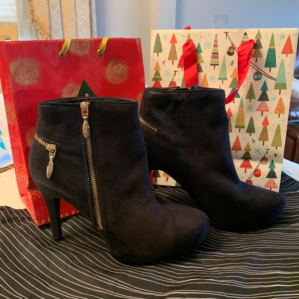 Nwt:black suedeSnake skin booties